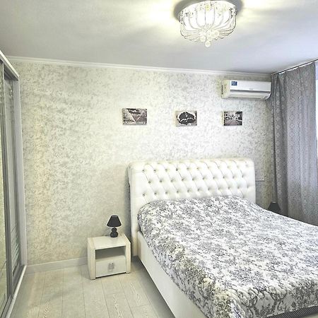 Black And White Apartment Chişinău Extérieur photo