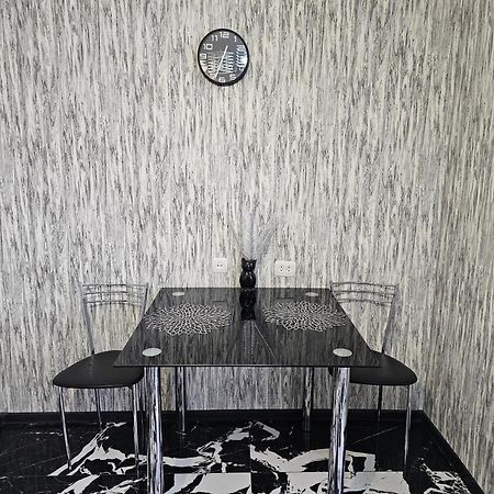 Black And White Apartment Chişinău Extérieur photo